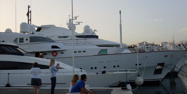 Megabåt(ar) marinan Puerto Banus