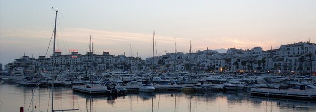 Puerto Banus Marina i Skymning