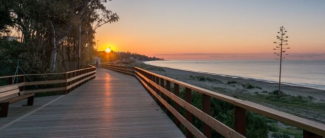 Strandpromenaden mellan Puerto Banus & Marbella i kvällssol